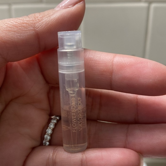 Flowerbomb Perfum - Picture 4 of 5